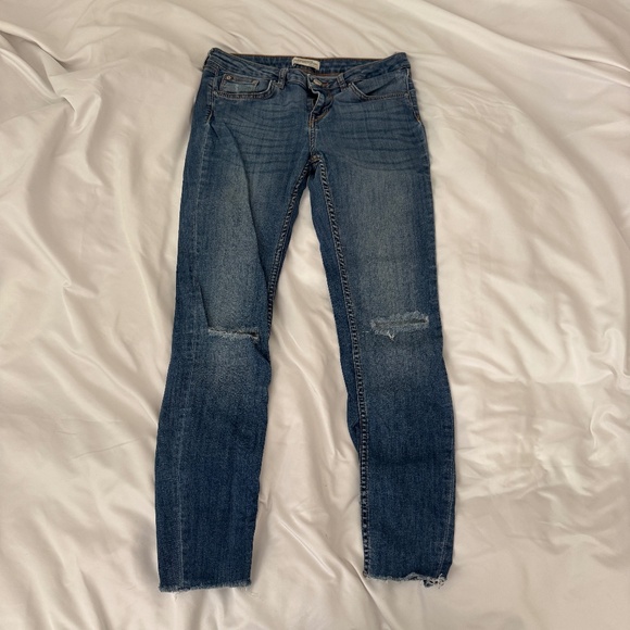 zara denim jeans  size 4   details :  -skinny jeans  -no flaws - Picture 1 of 4